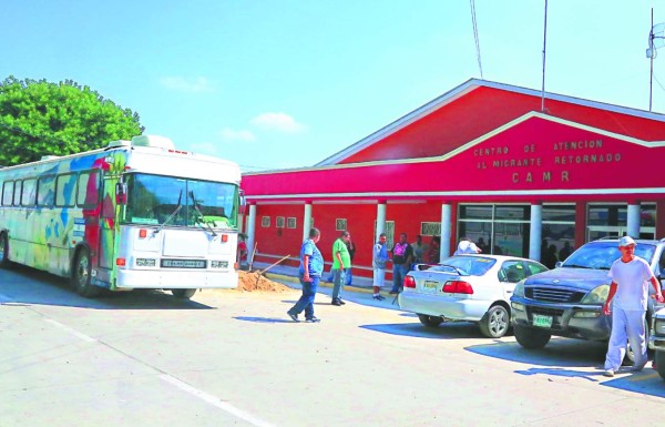 Hondureños son retornados desde México en buses