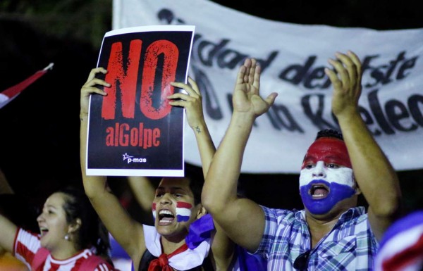 Manifestantes le prenden fuego al Congreso paraguayo tras aprobarse la reelección presidencial