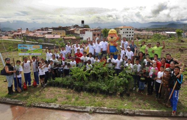 Escuelas amigables dejan su huella con reforestación de área verde