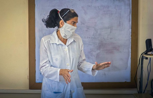 FOTOS: Liz, la doctora cubana que recorre casa por casa buscando infectados de Covid-19