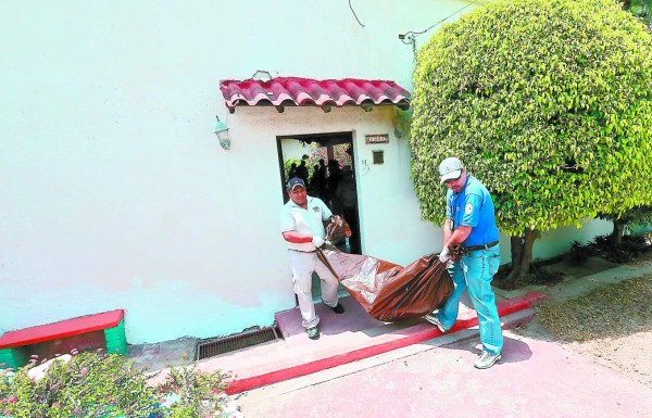 Dentro de su vivienda asesinan a una abogada