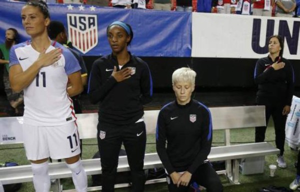 Federación de fútbol de EEUU revisará prohibición de arrodillarse durante himno