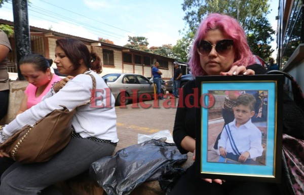 Doloroso momento cuando familiares reclamaron cuerpo del niño soterrado en Los Llanos