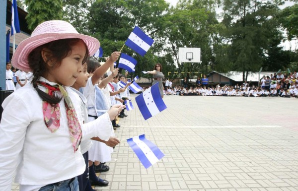 Insignes centros educativos de la capital resaltan a los próceres