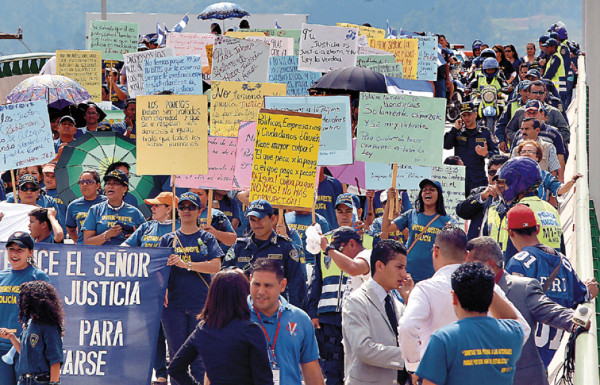 Esposas e hijos de agentes marchan pidiendo depuración policial en Honduras