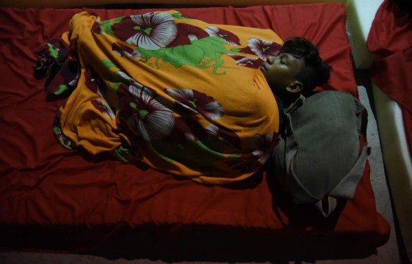 Entre el frío, la zozobra y la angustia pasa la noche la caravana de migrantes en Guatemala