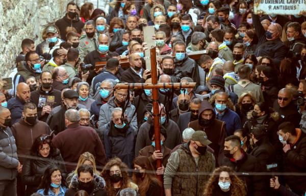 Limitado por el coronavirus, el mundo conmemora el Vía Crucis (FOTOS)