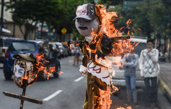 'Quema de Judas': monigotes de Maduro y Capriles arden en Venezuela