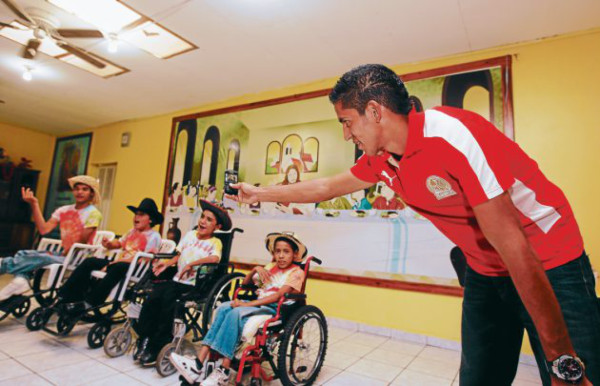 Visita que les tocó el alma a los jugadores de Olimpia