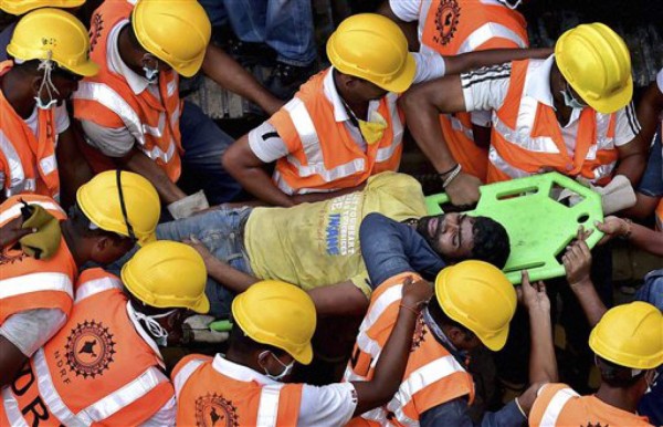 Mueren 11 constructores tras derrumbamiento en la India