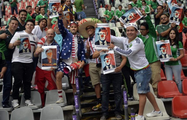 Mexicanos cantan 'Cielito lindo' en el Azteca motivados por su ira contra Trump&nbsp;&nbsp;