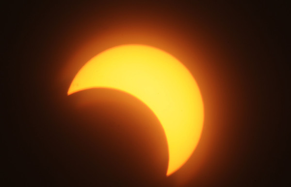 Eclipse solar híbrido maravilla alrededor del mundo