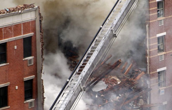 Dos muertos y 18 heridos en derrumbe de un edificio en Nueva York