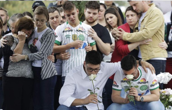 En ciudad enlutada, sepultan a presidente del Chapecoense