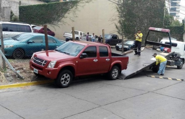 Grúas municipales no perdonan aparcar sobre vías públicas de la capital &nbsp;&nbsp;