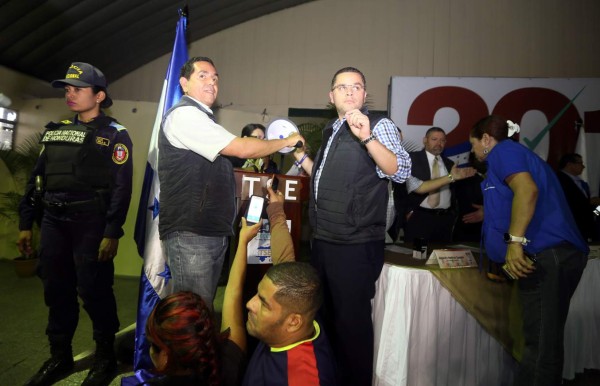 Honduras: Partido Nacional entrega planillas al TSE en multitudinaria movilización