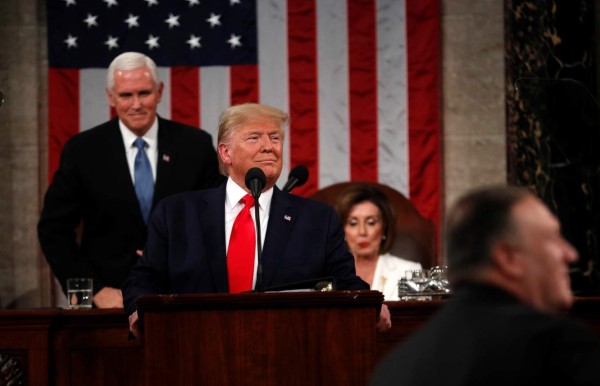 En imágenes: Momento en el que Donald Trump niega estrechar la mano a Nancy Pelosi