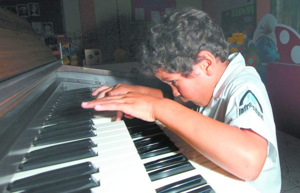 Un pequeño gigante, amante del piano