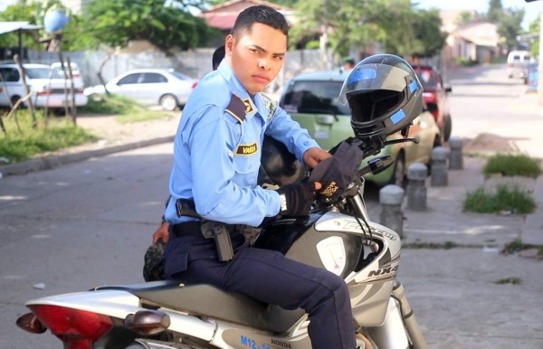 Policía hondureño asegura llevar consigo el arma más poderosa