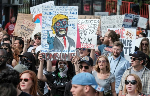 Protestas se extienden mientras Donald Trump baja el tono de su retórica
