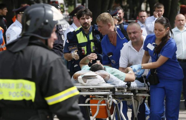 Al menos 20 muertos al descarrilarse tren en Moscú