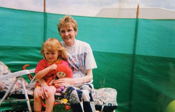 Bibliotecario encuentra emotiva carta entre miles de libros