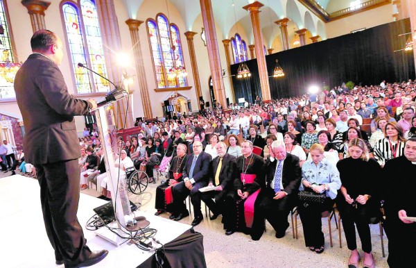 Capitalinos se dejan cobijar por la Sábana Santa