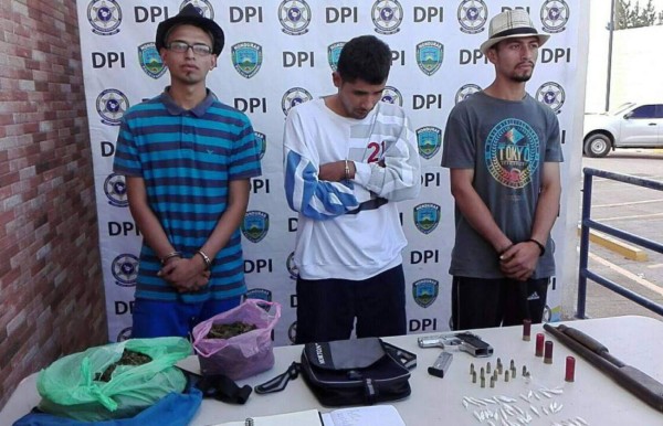 Policía captura tres integrantes de la pandilla 18 en posesión de armas y droga