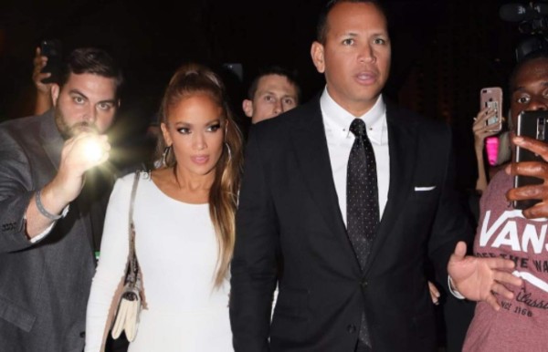 Jennifer López y Alex Rodríguez aportan su granito de arena para víctimas del huracán Harvey