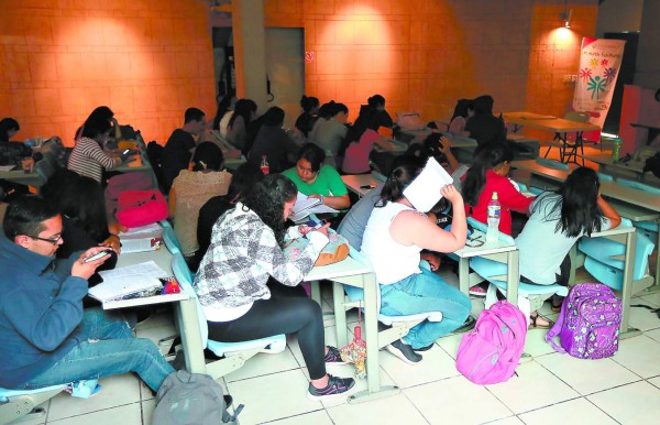 En un complejo deportivo reciben clases universitarios