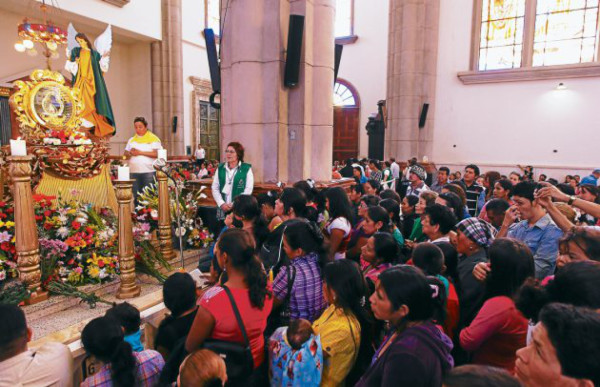 Niños cobijados por la Morenita