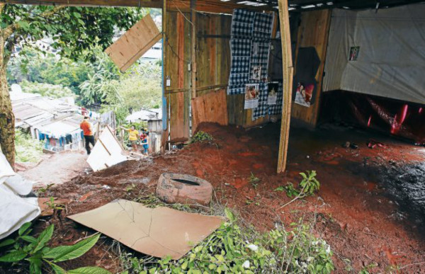 Familias afectadas regresan a sus inhabitables casas