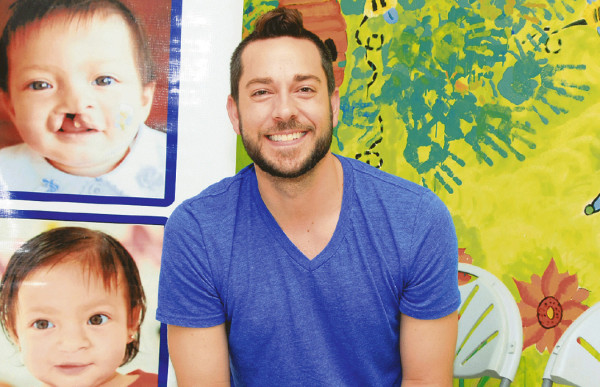Zachary Levi y su labor en operación sonrisa