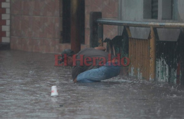 FOTOS: Intensa lluvia provoca inundaciones, tráfico y caos en la capital