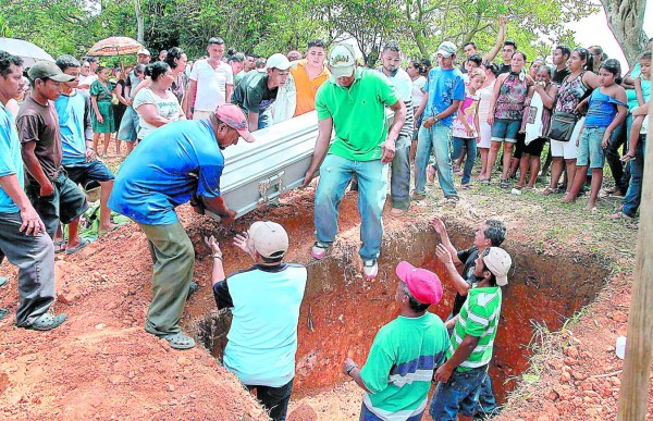 Último adiós para víctimas de masacre