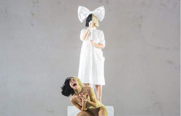 ¿Cómo luce la cantante Sia sin su peculiar peluca?