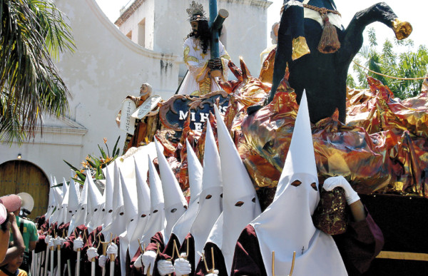 Jóvenes entregan sus oraciones y sacrificio a Jesús Nazareno
