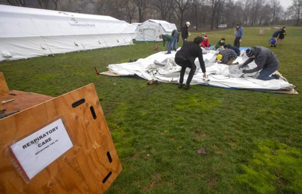 FOTOS: Hospital improvisado asiste a pacientes con coronavirus en Nueva York