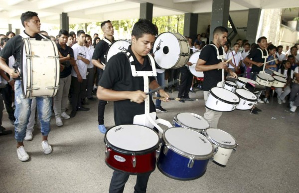 Desfile y música de marimba en el 138 aniversario del Instituto Central
