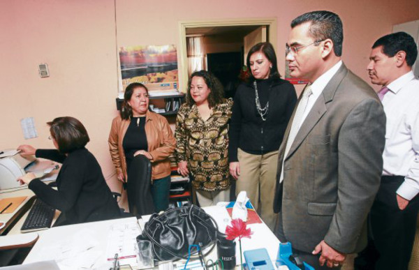 Comisiones interventoras invaden la administración de Porfirio Lobo Sosa