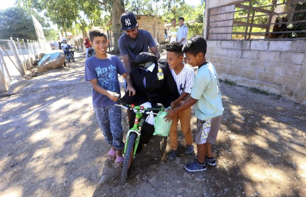 Monigotes de año viejo comienzan a instalarse en las calles de la capital de Honduras