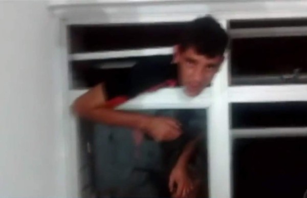 Ladrón queda atascado en ventana al intentar cometer un robo
