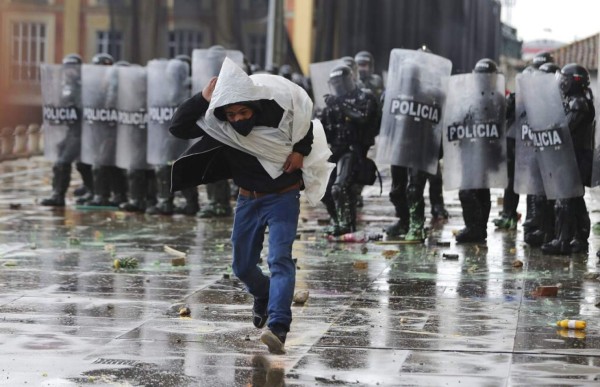 Crisis en Colombia: muertos, heridos, militarización e incertidumbre fiscal