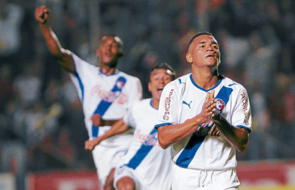 Golazo de Mejía le da el triunfo a Olimpia