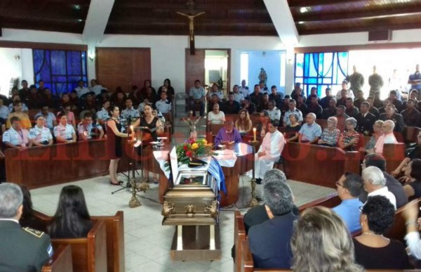 Con homenaje despiden a agente policial asesinado en La Ceiba