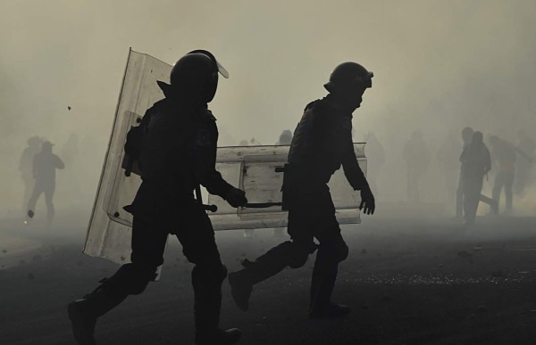 Compañeros de 43 estudiantes de Ayotzinapa se enfrentan con policía&nbsp;&nbsp;