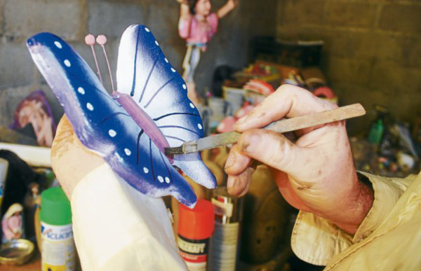 Con artesanías combaten la pobreza en El Paraíso