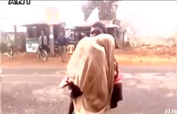 Hombre carga el cadáver de su hija 15 kilómetros por falta de recursos