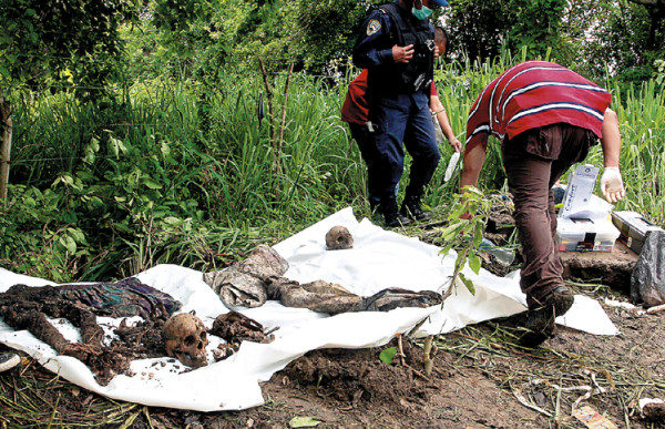 Desentierran cuerpos de dos mujeres en el norte de Honduras