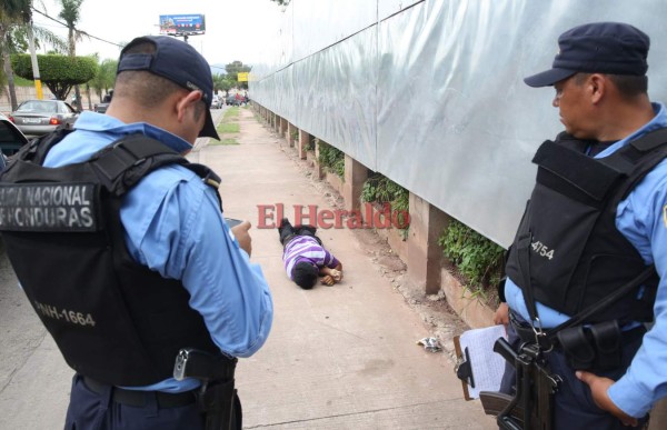 Muere luego de agonizar por una hora en una acera de la capital de Honduras